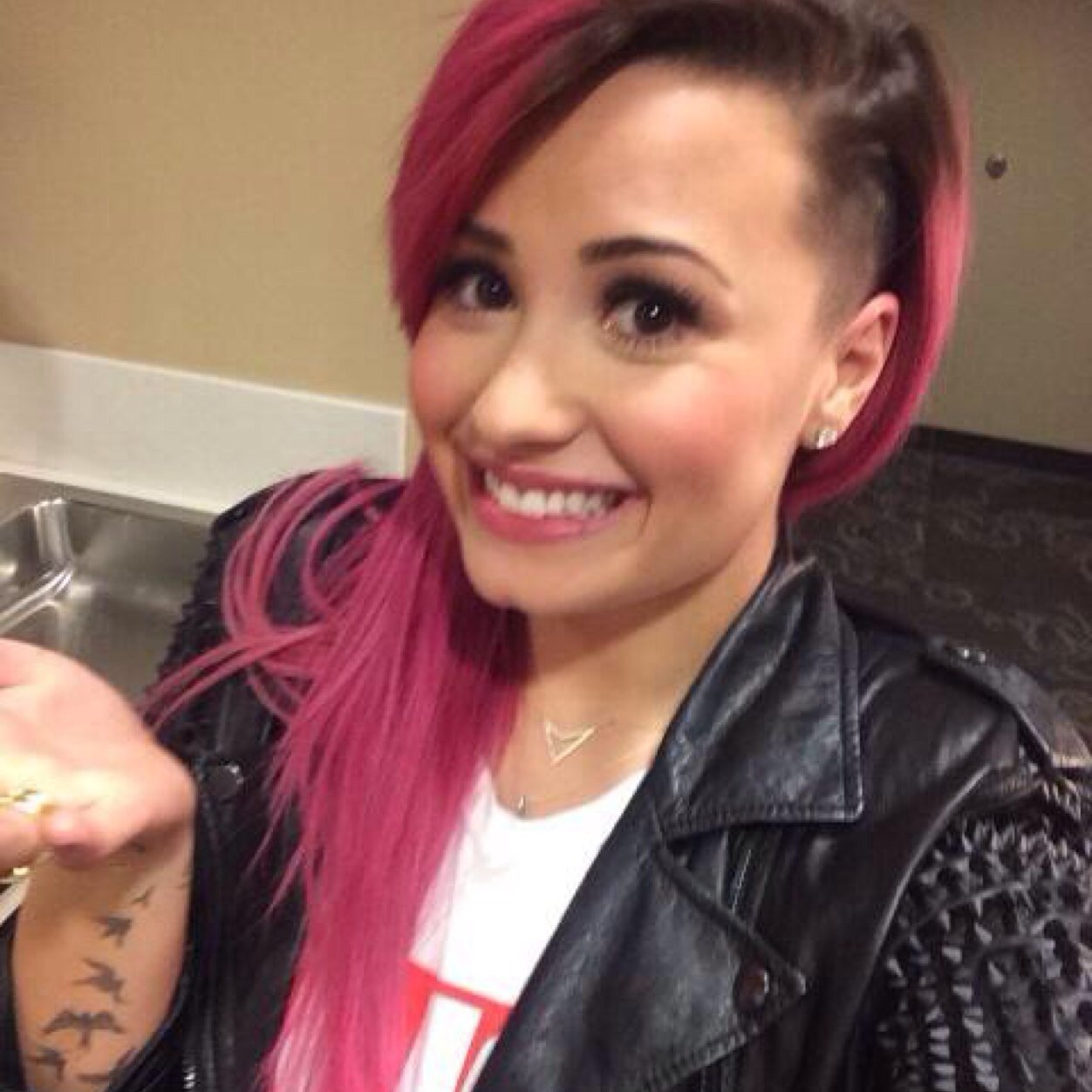 DONT FOLLOW ME FOLLOW @wtfdemss if youre lovatic selenator smiler directioner belieber monster arianator mixer britarmy mahomie or other fandom