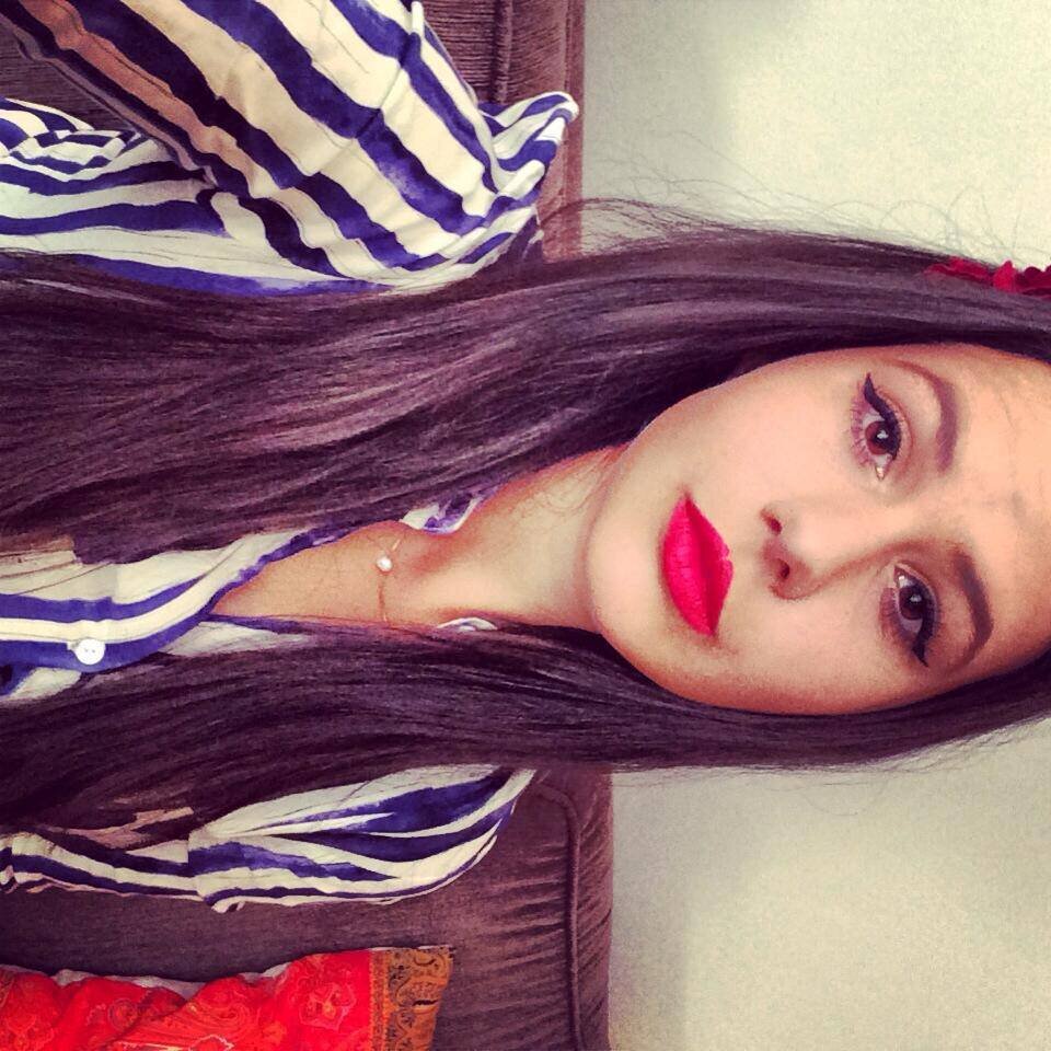 Brazilian. Graphic design student. Equestrian. Outdoor lover.