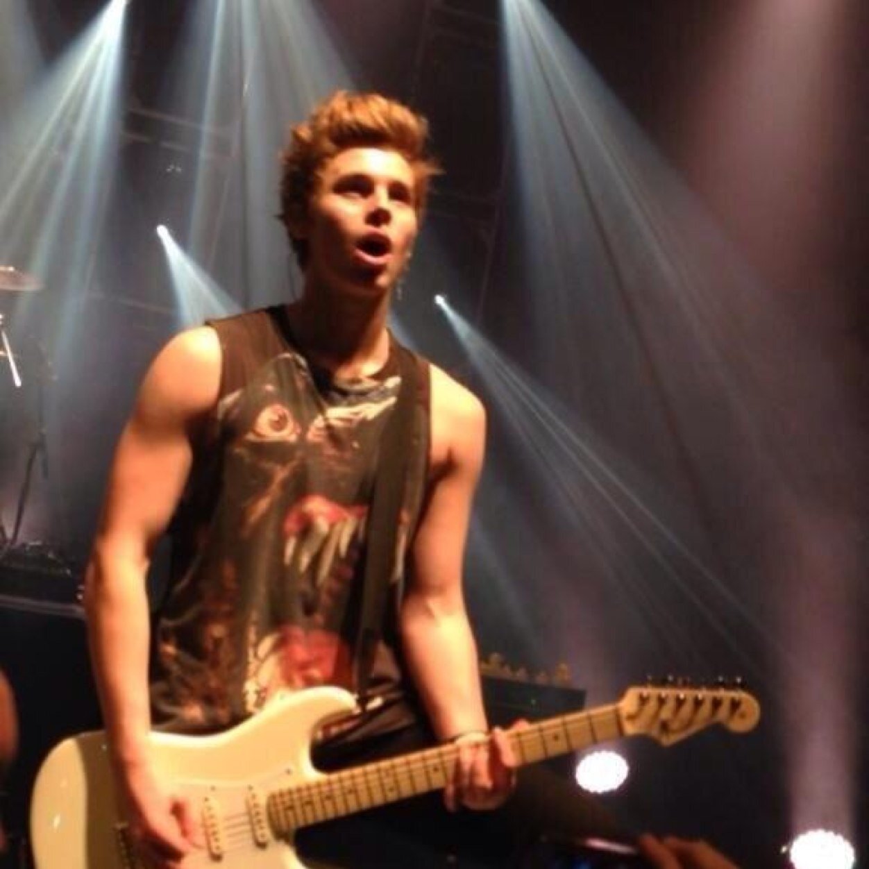 follow @paynoxhemmo bc ily :-))