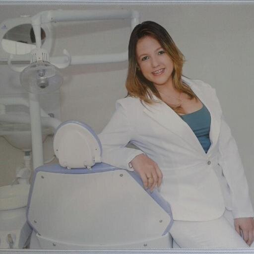 Página pessoa - conteúdo não destinado a crianças. 
Cirurgiã-Dentista atuando exclusivamente na odontopediatria. 
Youtuber - canal Escove Bem