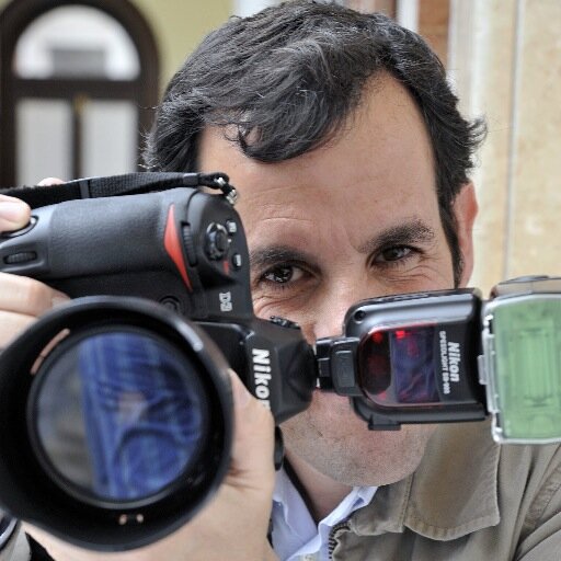 Fotoreportero de Murcia con sede en Plaza de Los Apóstoles. Tercera generación de fotógrafos.