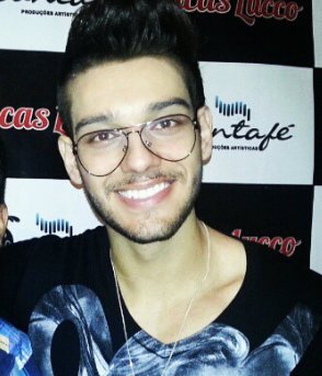 Amor de fã é o extremo do amor não recíproco. É amar alguém que faz parte da sua vida, sabendo que tu nunca fará parte da vida desta pessoa. Te amamos Lucas !