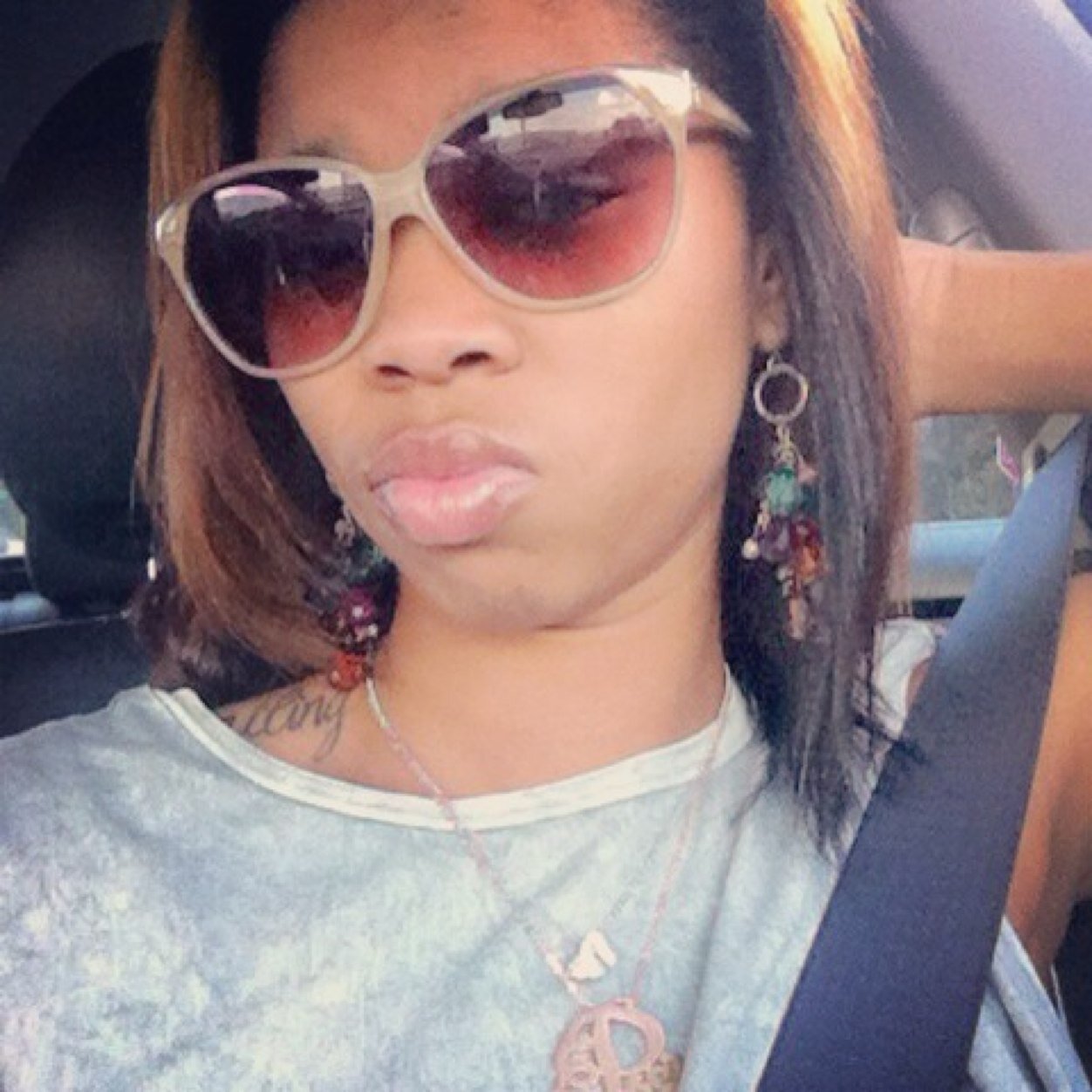 cute face w/ a slim waist ; light skinned ; long legs ❤
