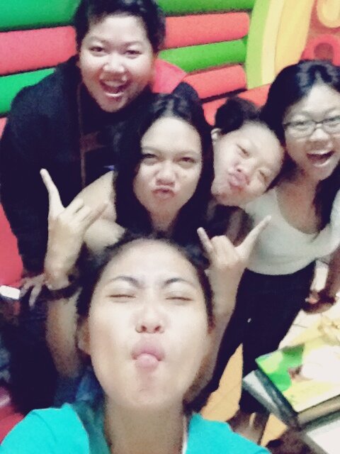 Nggak ngaruh banget mau ada yang nggak suka ataupun benci sekalipun . Ini hidup gue . Masing-masing ajalah :)