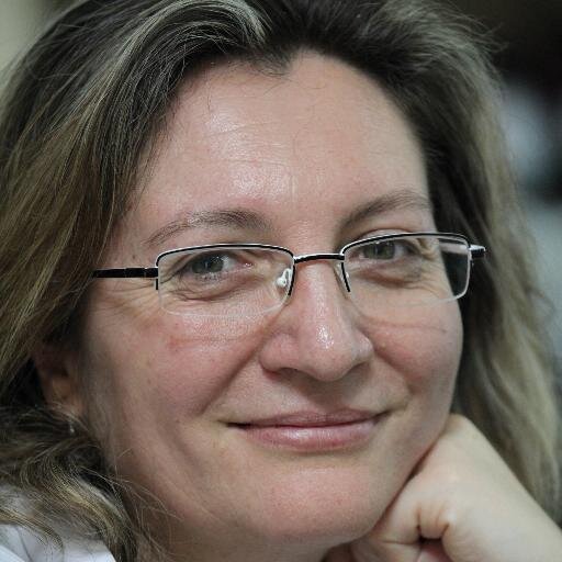 Profesora, madre, creativa, inquieta, curiosa, amiga de mis amigos y encantada con la vida.