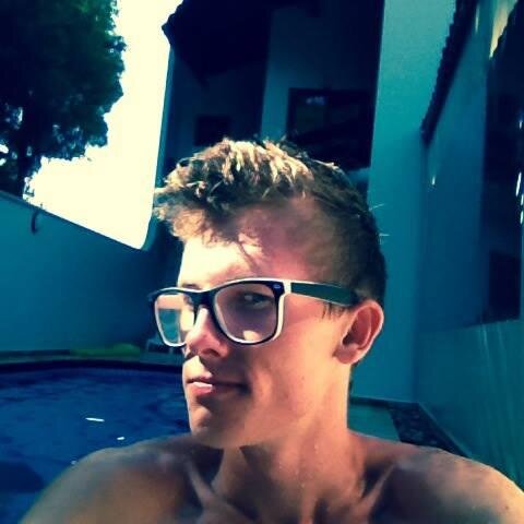 UmGordinhooo's profile picture. Apavorado acordo, em treva
o luar é como o espectro do meu sonho em mim
e sem destino, e louco, sou o mar
patético, sonâmbulo e sem fim ☼