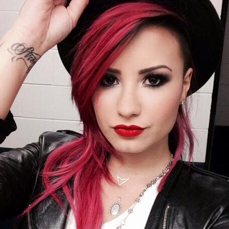AMO!! LOCAMENTE!! Demi Lovato *--* ES MI IDOLA  *---*   #NEONLIGHTSTOUR  #StayStrong  Totalmente orgullosa de ella :')