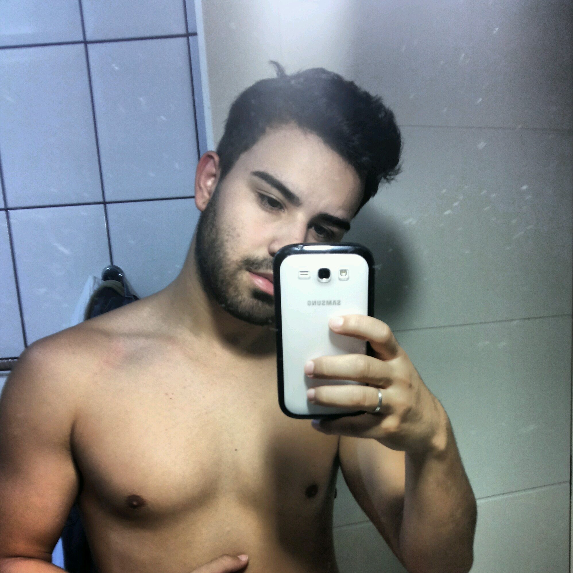 Tourino, 20 anos, corintiano, escritor, ator, modelo, próximo protagonista de malhação, e colírio OFICIAL da minha mãe. Twitter Oficial.