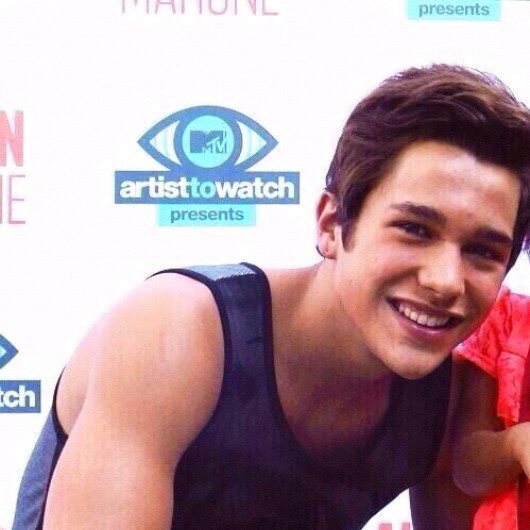 Hey im austin im  a 17 year old i love to sing and ... Im Taken by @selenamarie1188 i love her