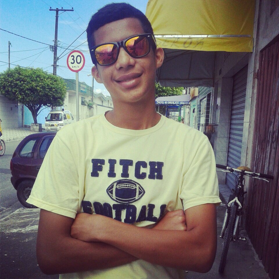 Sou monstro sou guerreiro e vivo sempre na luta,e nunca vou pagar pau pra nenhum filho da puta ♫