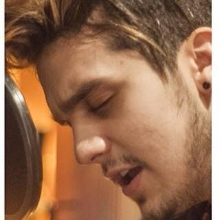 tem dias qe eu acordo pençando em voce , em fração de segundos vejo o Mundo desabar ♪ @luansantana