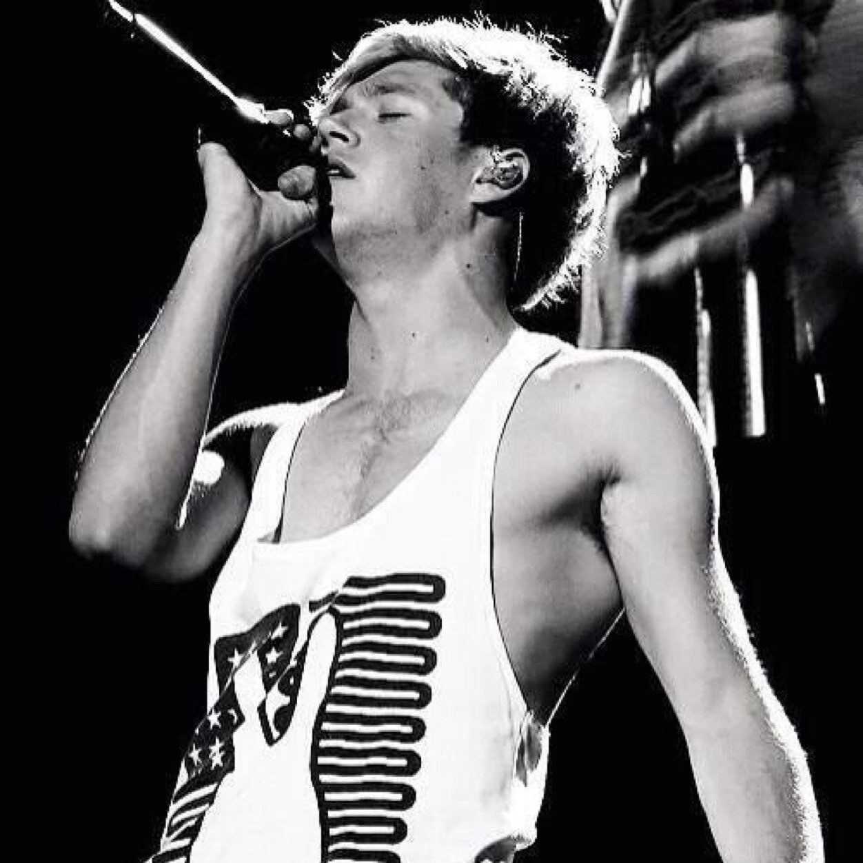 Hey here's a free follow congrats!! Now please follow @decafnarrry she follows back if you ask :)