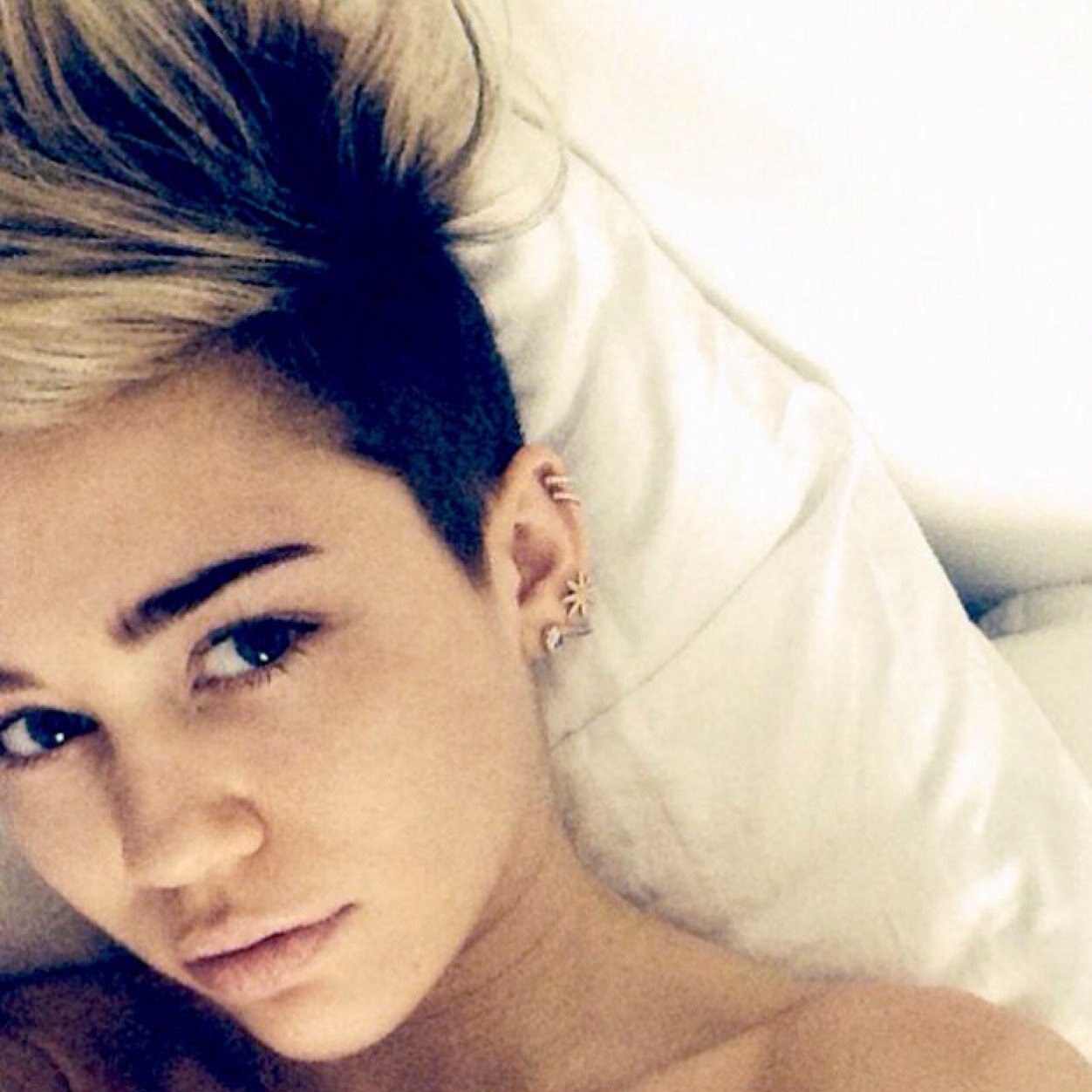 MilcyRcyCyrus's profile picture. its not just all twerking and licking.. I sing a little too... get high with me and sleep with me.. Maybe fuck me?? #BANGERZ call me wat eva.. slut, whore idc..