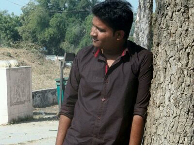 यहाँ दिल ना लगाना किसी से, ये वफ़ा का दौर नहीं है, 
मौसमों की तरह लोग बदलते हैं यहाँ, जज्बातों में वो ज़ोर नहीं है
