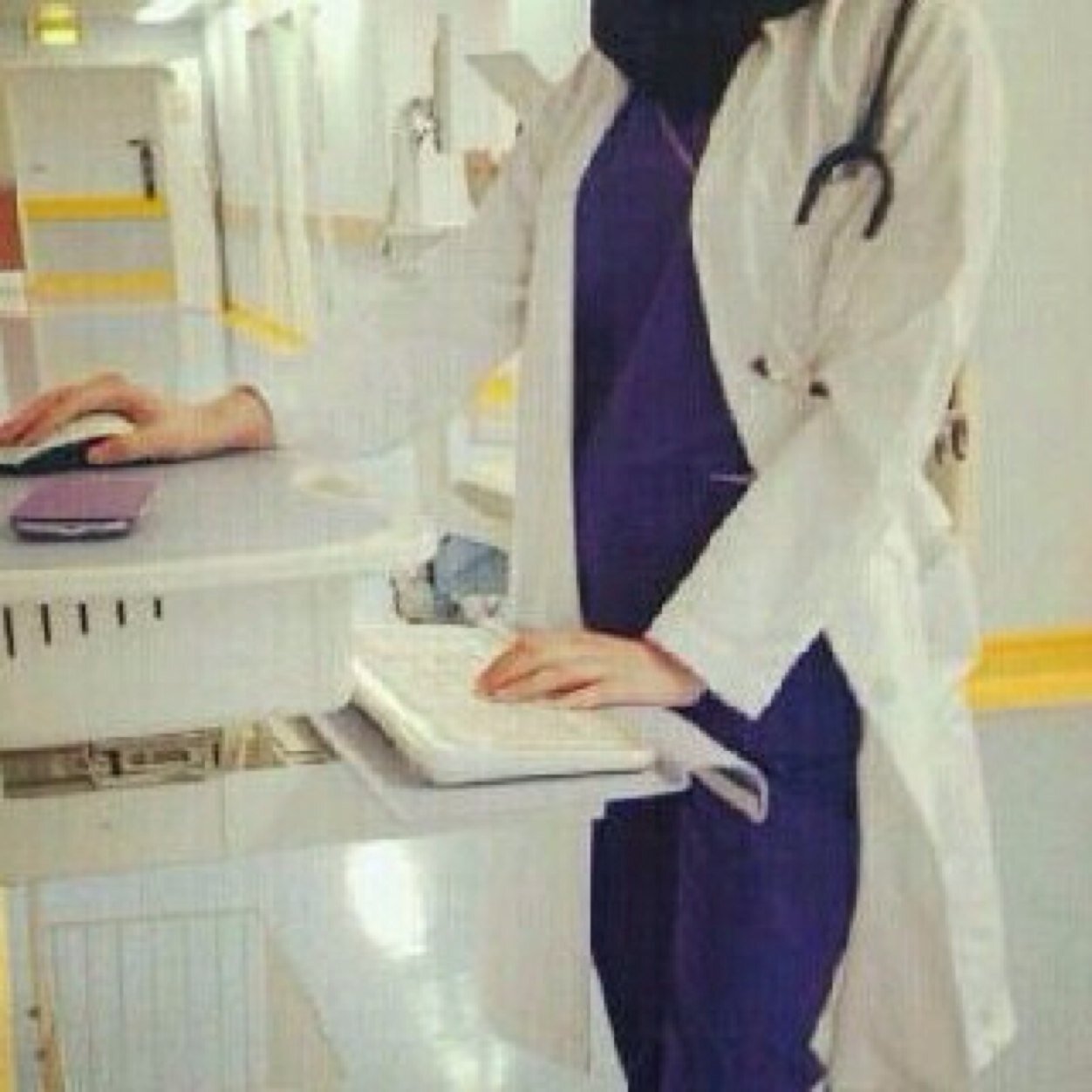 لا احب ان اتكلم عن نفسي كثيراً ولكن بالمختصر(مجرد فتاه عشرينيه عصفت بها رياح الحياه في مقتبل عمرها الى ان اصبحت لا تثق في اي انسان) احب الشعر والنصر واعشق امي..