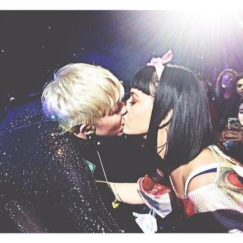 hey smilers!! :) i love miley she's my everything! she's just perfect ^_^  true smilers follow me :) and please like our page on facebook 3 3