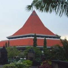 PojokITS's profile picture. Cukup Dua Kali Engkau Datang: Saat Maba dan Wisuda