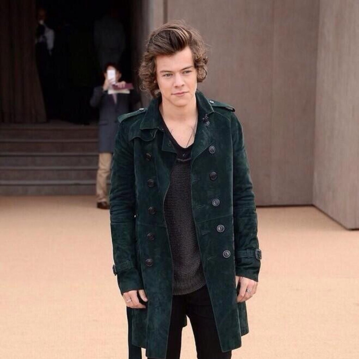 Please follow @strawzarrypie instead of this account. She's trying to reach her goal. Thaaaaaannnkks. xx