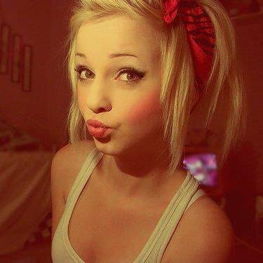 Salut, moi c'est Coralie et j'ai 21 ans. Follow Back ou j'unfollow ! #TeamFollowBack