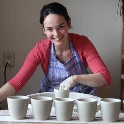 Ik (Floortje Roetemeijer) maak in mijn atelier Het Serviesfabriekje handgemaakt en zelf ontworpen keramiek: unieke objecten, servies, vazen en kandelaars.