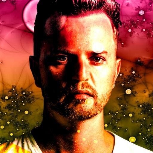 . A criatividade e carisma que o Dj transmite ao seu público resume em uma vibe cheia de novidades do mundo da música eletrônica.