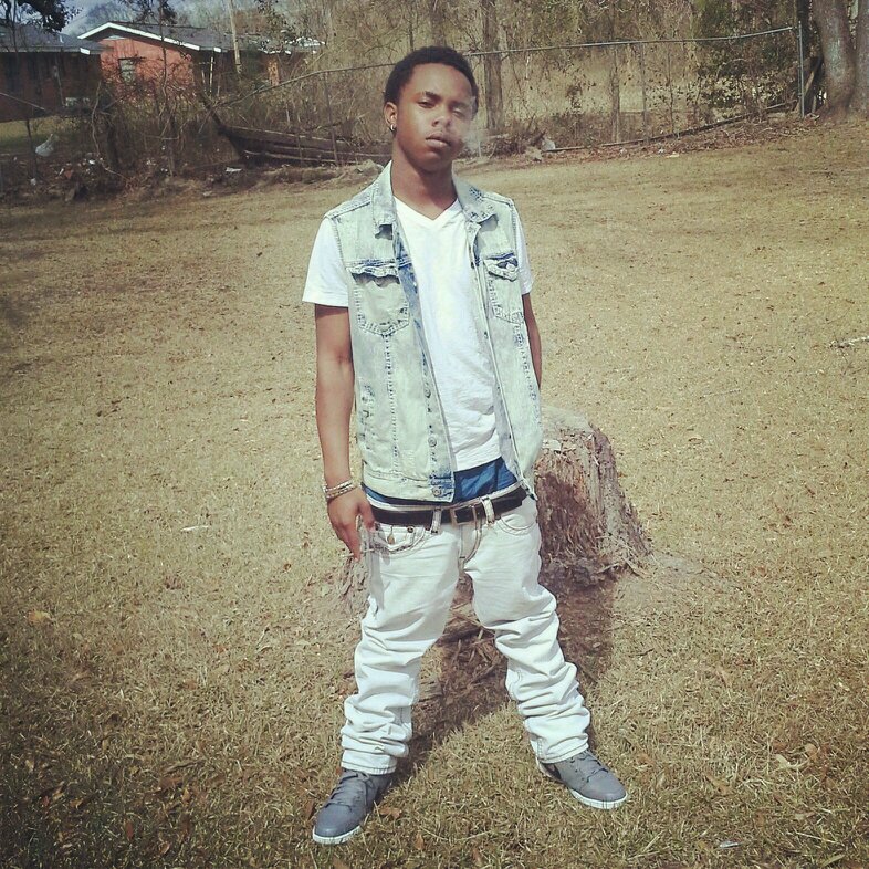 HighLife $hit, Livin like No tommorow ..
   Never Save  money,Hoes,Weed, Nor Borrow                                   #YNRS #HighlifeCorporation #YungToon