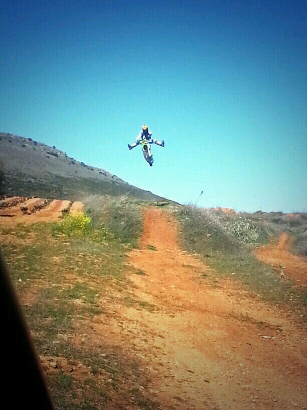 piloto de motocross, estudiante.. y me encanta estar con mi niña!