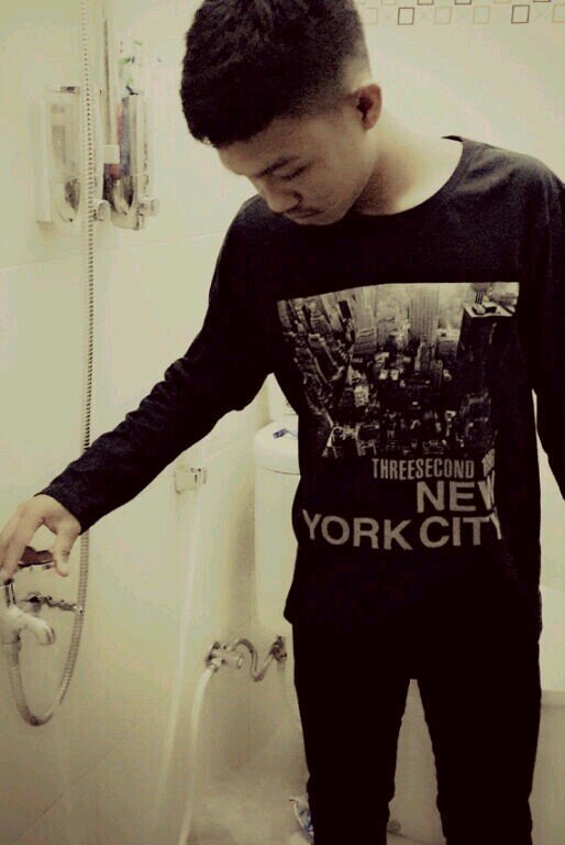 DickyPharowi's profile picture. 