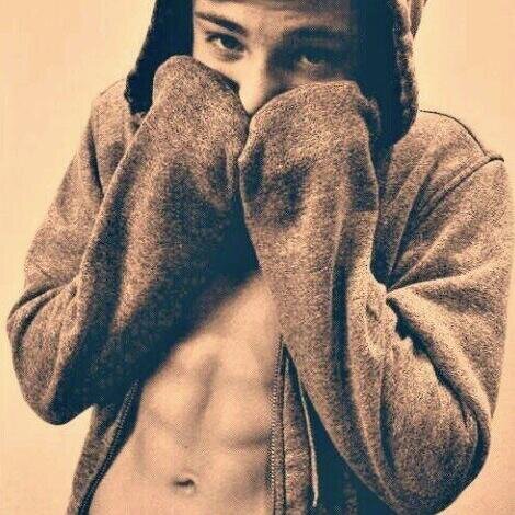 Me ajusto a la vida, pero la vida no es justa, quien me gusta no me quiere y quien me quiere no me gusta'.