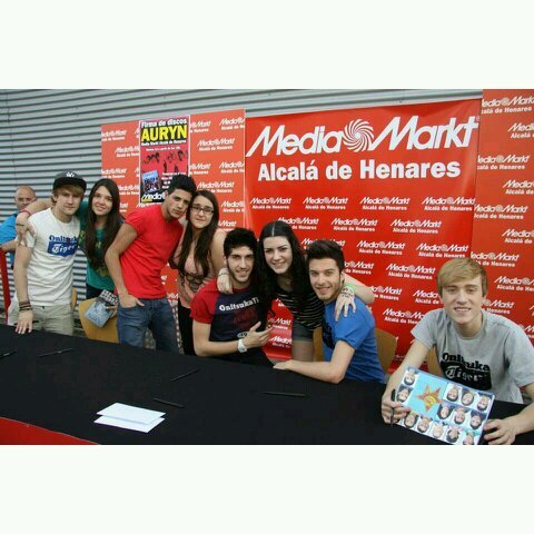 «Juntos seguiremos el compás, juntos es más fácil caminar.» Cuenta dedicada a Auryn y en especial al alcalaíno, Álvaro Gango. GRACIAS ♡ 30.12.12 // R.A.L :)