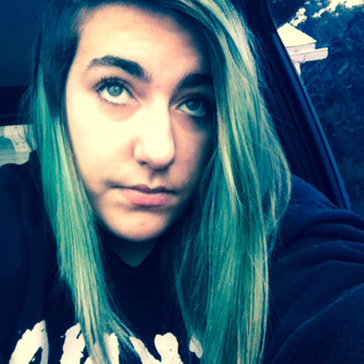 Im just a girl with blue hair that loves music..