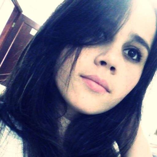 A menina que usava o all star
tradicionall e uma bermuda brega,
mais que hoje solta seus cabelos e
desfila pra causar inveja. (:
