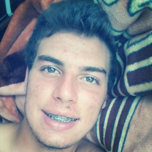 sou assim, faço da minha vida uma brincadeira, pois seriedade não leva a nada, eu insisto, persisto, mas nunca desisto.  Quem me seguir, sigo de volta!