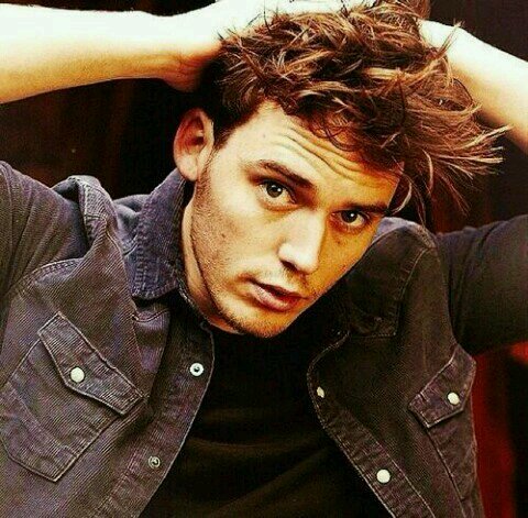 Sex symbol de Panem.// Amor mío, mi corazón será tuyo eternamente. Y, si muero en la arena, lo último en lo que pensaré será en tus labios