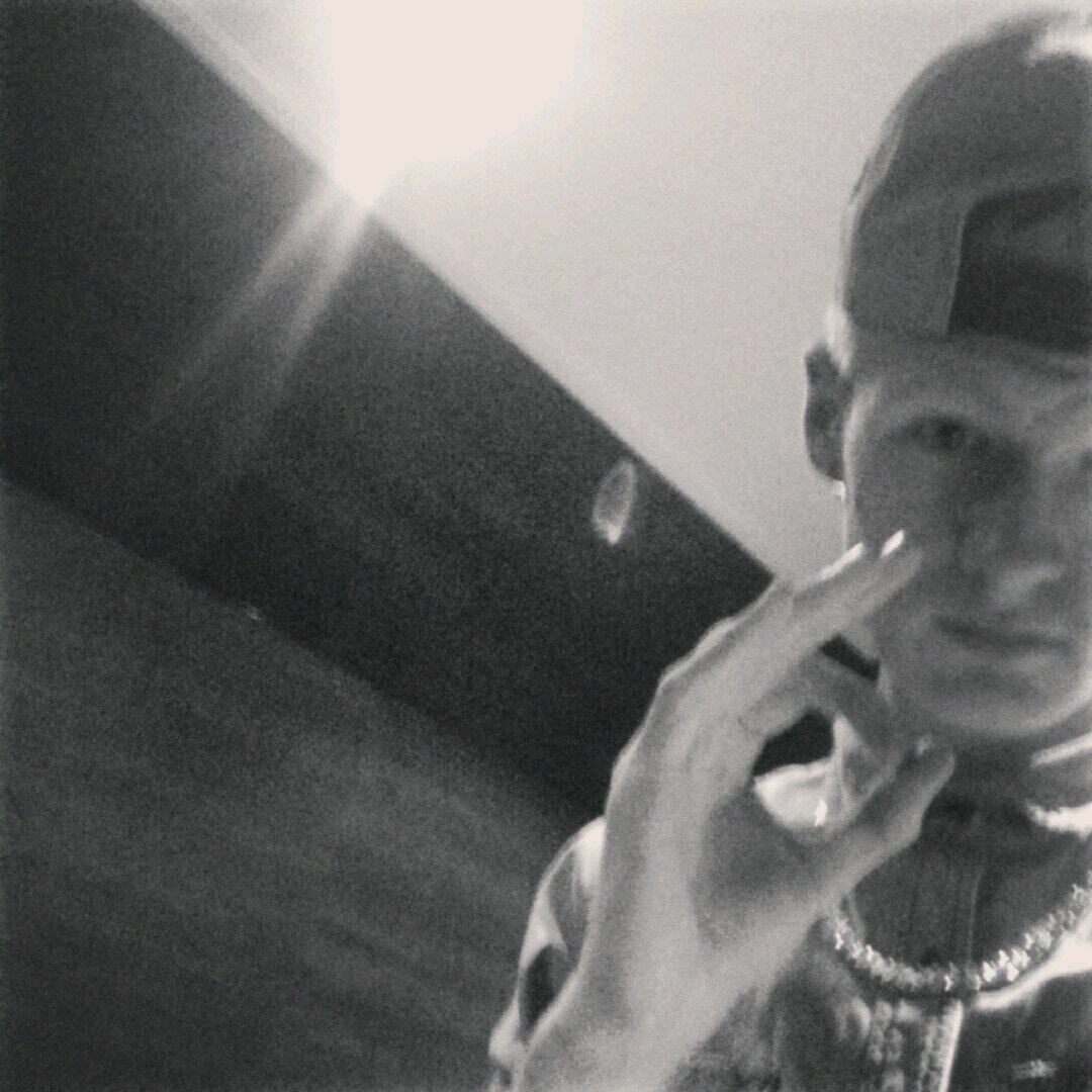 #17 jaar!!♡ | #Levensgenieter!!♡ | #Muziek!!♡ |#Feeste!!♡ |#Xbox Live : KeepC4lmDude   !! #TeamCorona