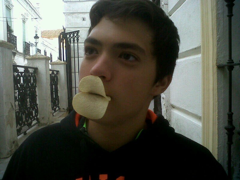 Fan de un gran chaval gran amigo buena persona guapo listo y atractivo muy atractivo y sabe sacar una sonrisa a todo el mundo