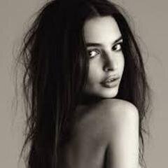 Emily Ratajkowski fans follow! We love you Emily