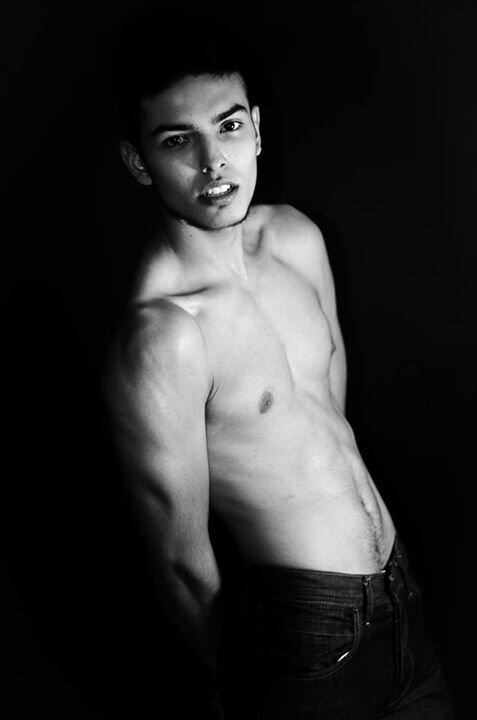 Cantante, Actor, acrobata y modelo...Bartender Profesional. VIVIENDO EN UN MUNDO FELIZ♥ http://t.co/XrdNwAbBEg