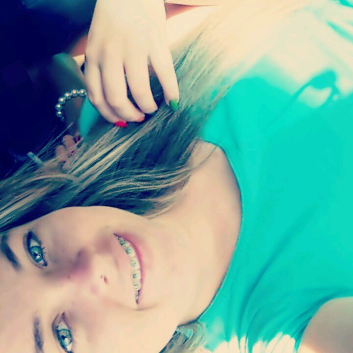 -Virginiana, 16 aninhos, Estudante, Do Junior s2, Simpática, Determinada, chata quando necessário,  foco e fé sempre, família e amigos minhas paixões.