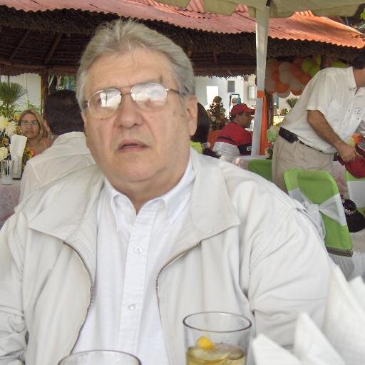 Padre: 2 H y 2 V. Abuelo con 4 nietos. BS Ingeniero de Molinos (Cereales y Alimentos para Animales). PhD. Consultor Gerencial.