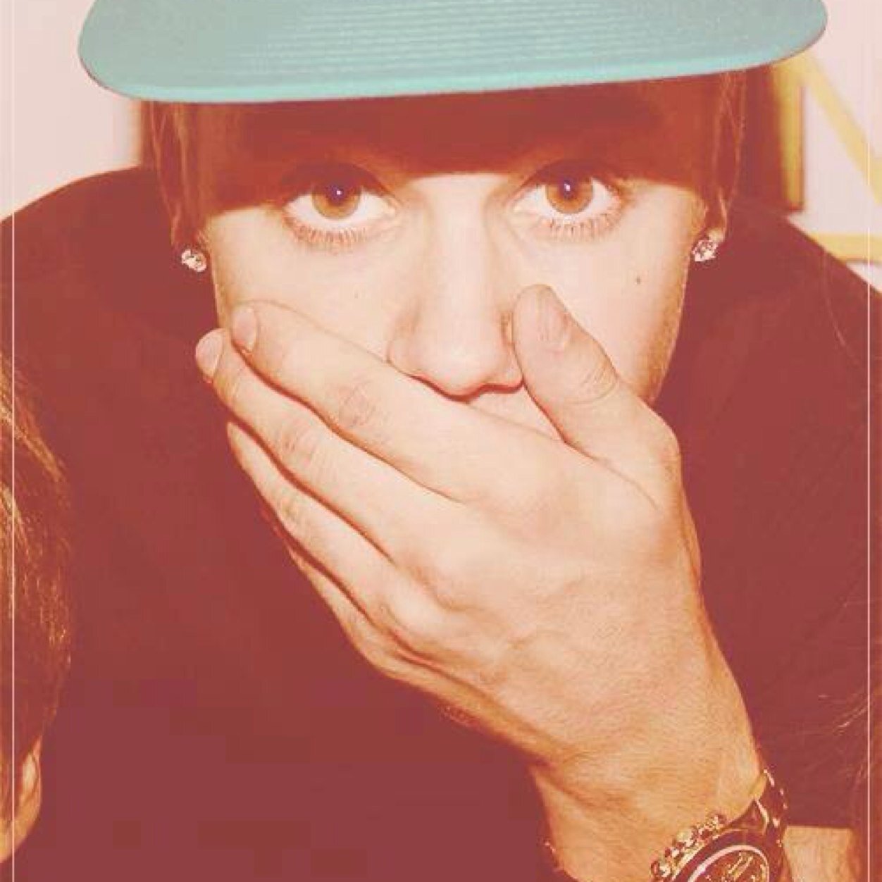 Across the ocean, across the sea, when the fuck will Justin notice me ツ♡ Let's make the world better, together. Download @shots and tell a friend too.