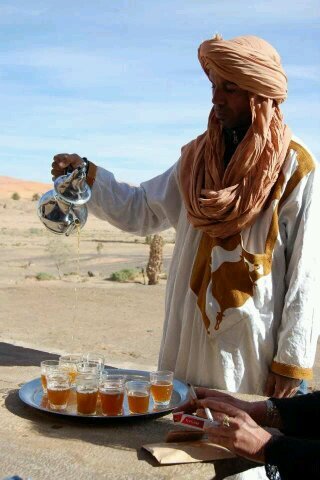 Situado en el borde del Erg Chebbi, Merzouga, sur de Marruecos. Takojt te ofrece unas vacaciones de ensueño y una experiencia inolvidable. 31°4°06'975N 00'400W