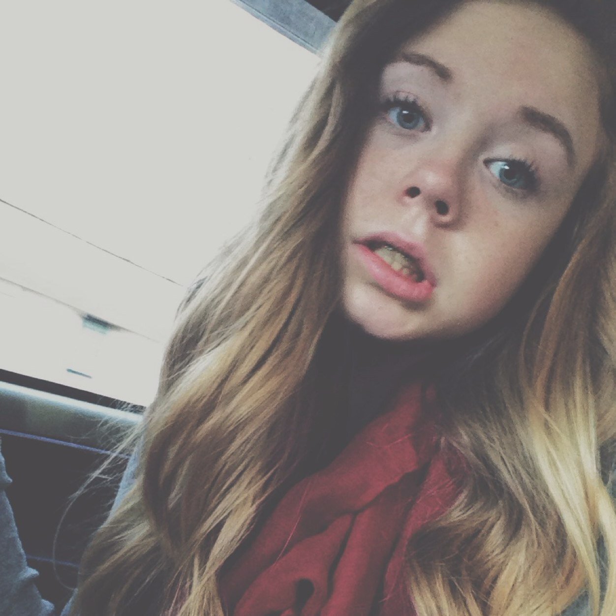 hiiiiii please follow @narryobrien ! keep smiling ((: