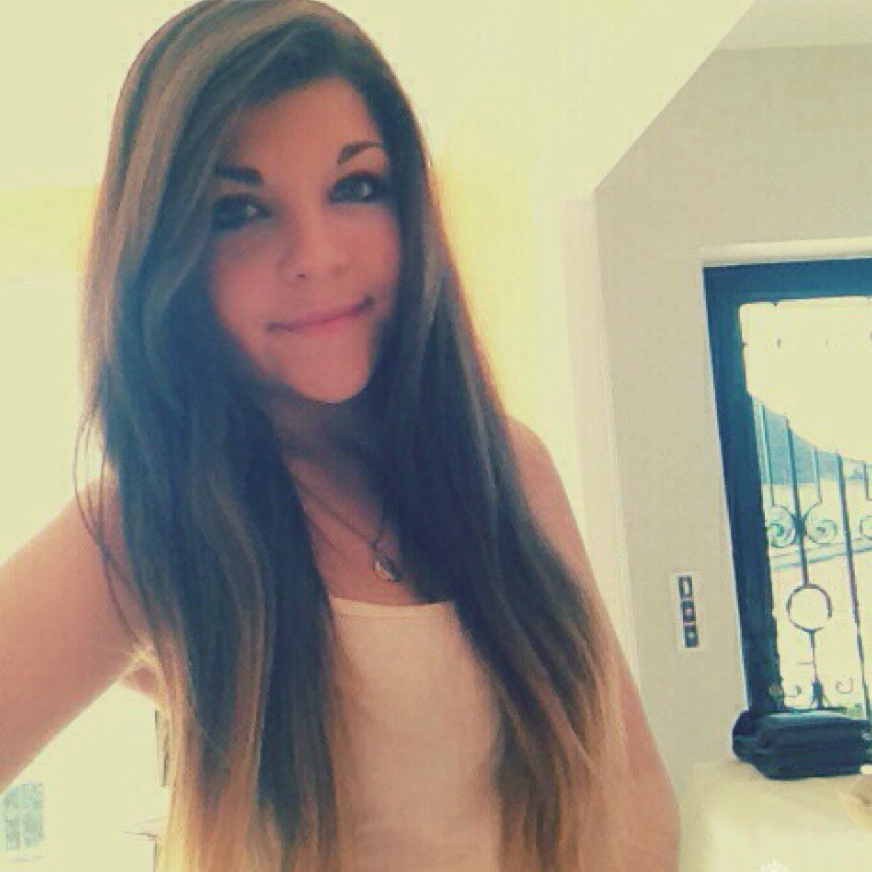 ChloLissajou's profile picture. Il est autant incroyable de voir deux inconnus devenir des meilleurs amis qu'il est triste de voir des meilleurs amis devenir deux étrangers -Wiz Khalifa.