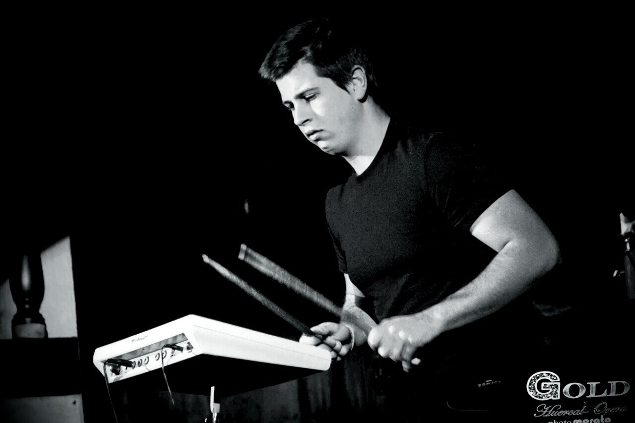 Baterista de La Serena Orquesta, músico de directo y estudio del cantautor Esteban Perez, Conservatorio Porfesional Narciso Yepes ( Lorca)/House Percusion