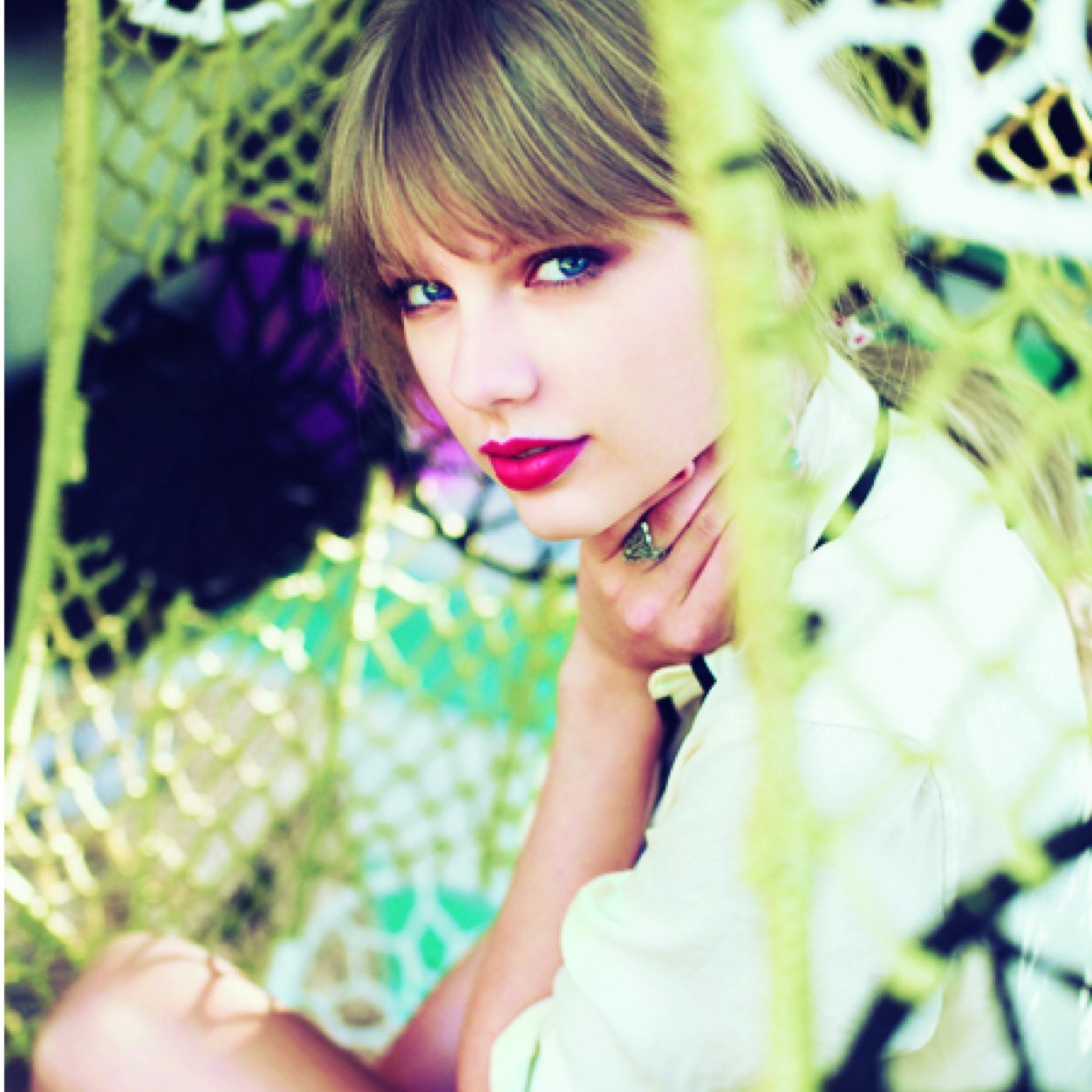 Full Time Swiftie! I love Janoskians, Unionj, one direction, 5sos. I definitely ship Ariana. :P strange attraction to selena, Miley and Lana Del Rey! Follow me!