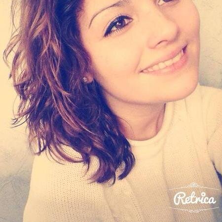 Charlène. 16 ans. Youtubeuse.