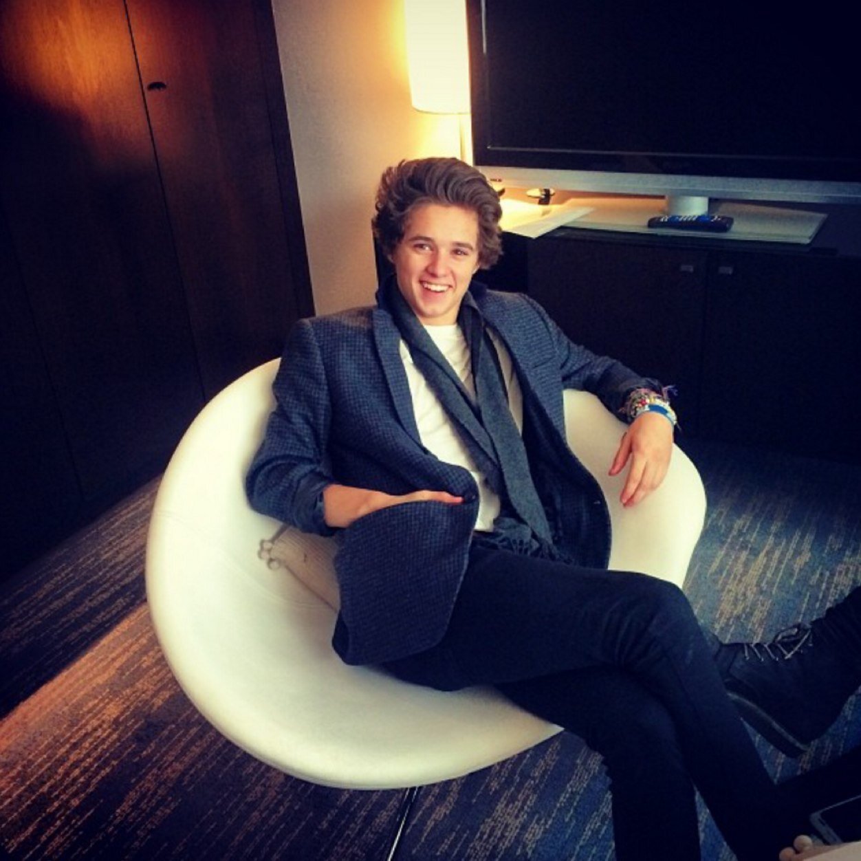 I follow a few too many boy bands, one of them being @thevampsband 

Met Brad&Tris 11/12/13