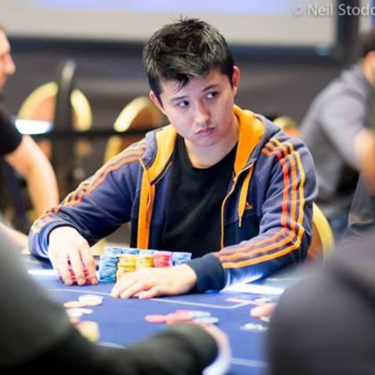 Jugando al poker, llama más tarde