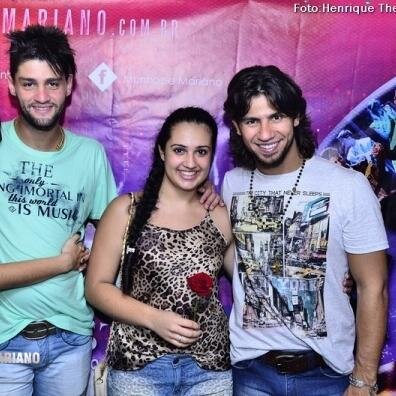 Se eu pudesse escolher algo , escolheria passar algumas horas com vocês seguida por: @munhoz_frango @MARIANO_MEM Since: 04/12/11 | Dona: @_fabid seg: